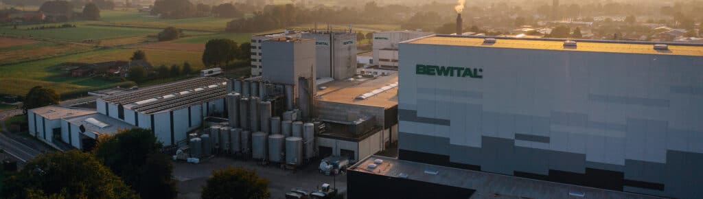 Bewital agri Luftaufnahme des Werksgeländes bei Sonnenaufgang mit Produktionsgebäuden und Silos