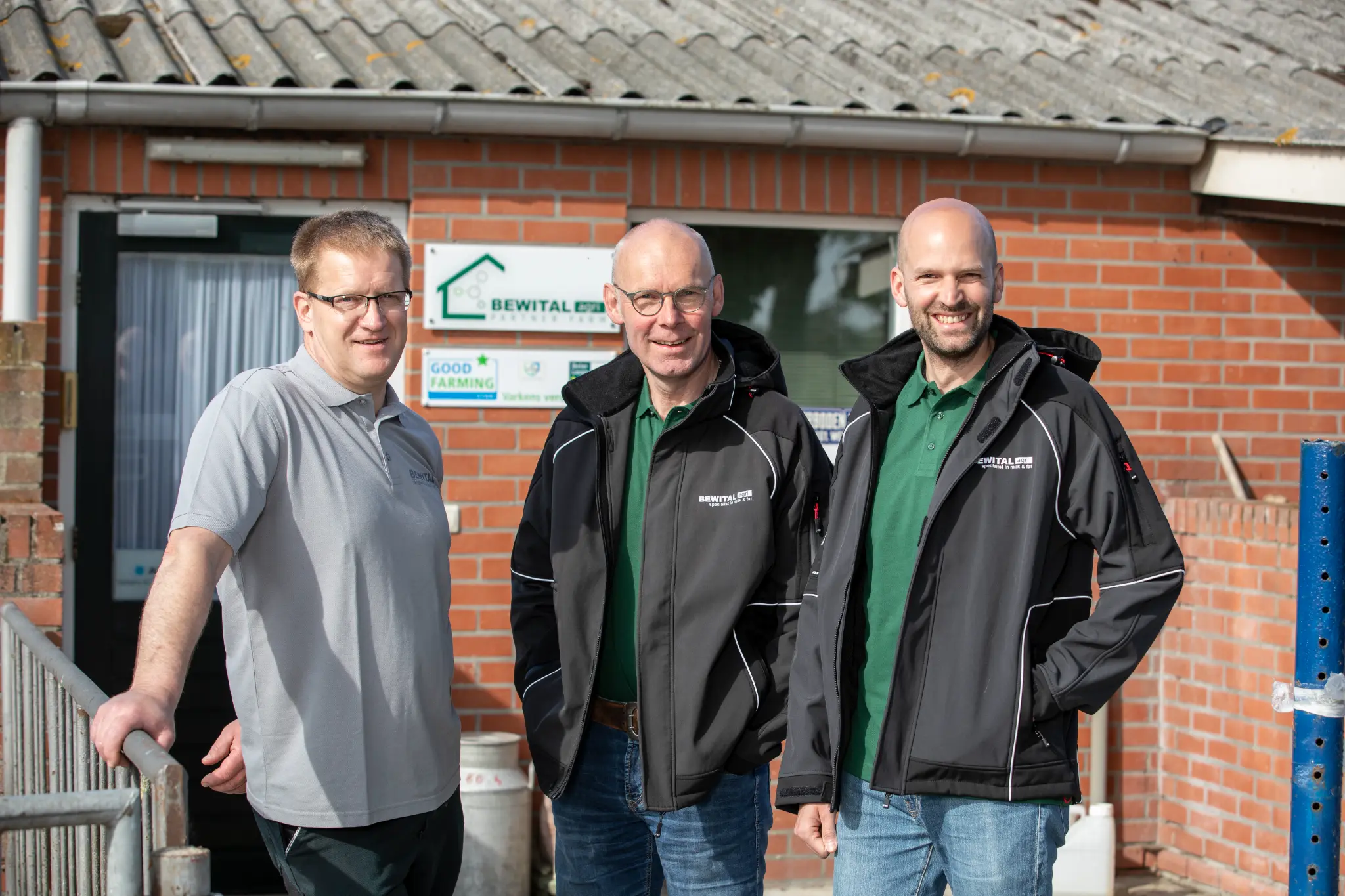 Bewital agri Partnerschaft Partnerbetriebe Landwirtschaft, Mitarbeitende zusammen mit Landwirt